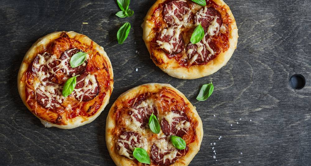 Porsjonspizza med rask pizzasaus og salamipølse