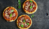 La barna pynte pizzaen sin selv med rask pizzasaus og salamipølse
