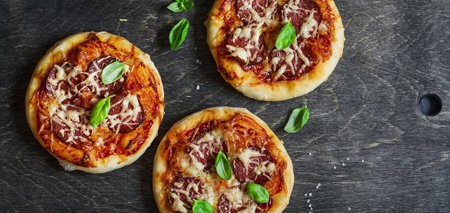 Porsjonspizza med rask pizzasaus og salamipølse