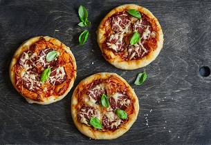 Porsjonspizza med rask pizzasaus og salamipølse