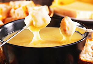 Ostefondue er den ultimate kveldskos: Smeltet ost, gammelt brød og fjellvin