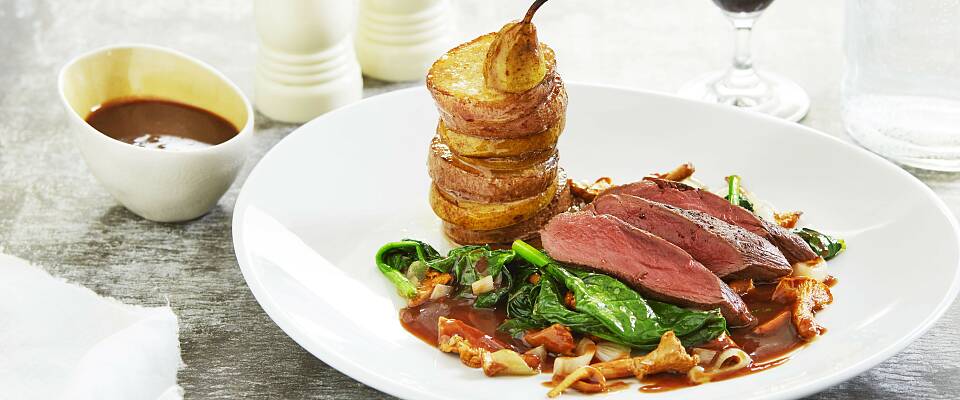 Reinsdyrfilet med pære, potet og sopp er noe av det lekreste du kan servere akkurat nå