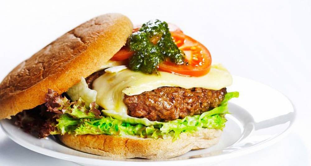 Burger med brie, pesto og tomat