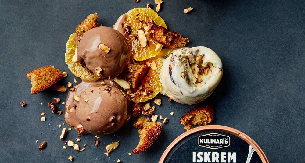 Iskrem med vanilje & cookies og sjokoladeis, servert med klementiner, pepperkaker og brente mandler. 