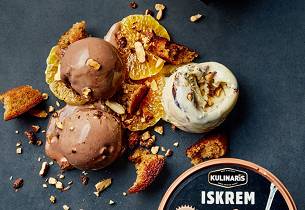 Iskrem med vanilje & cookies og sjokoladeis, servert med klementiner, pepperkaker og brente mandler. 