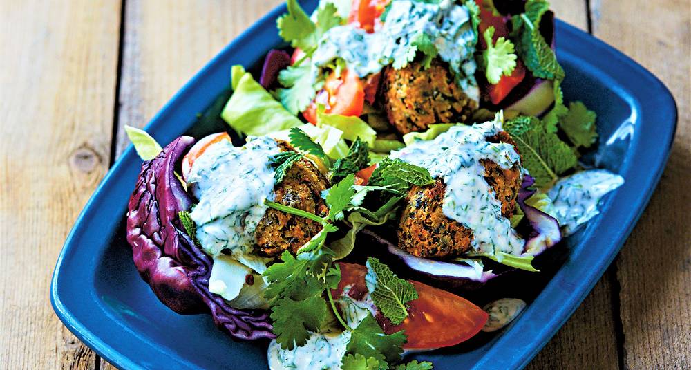 Falafel i rødkålbåter med urtedressing