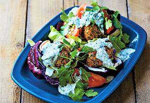 Falafel i rødkålbåter med urtedressing