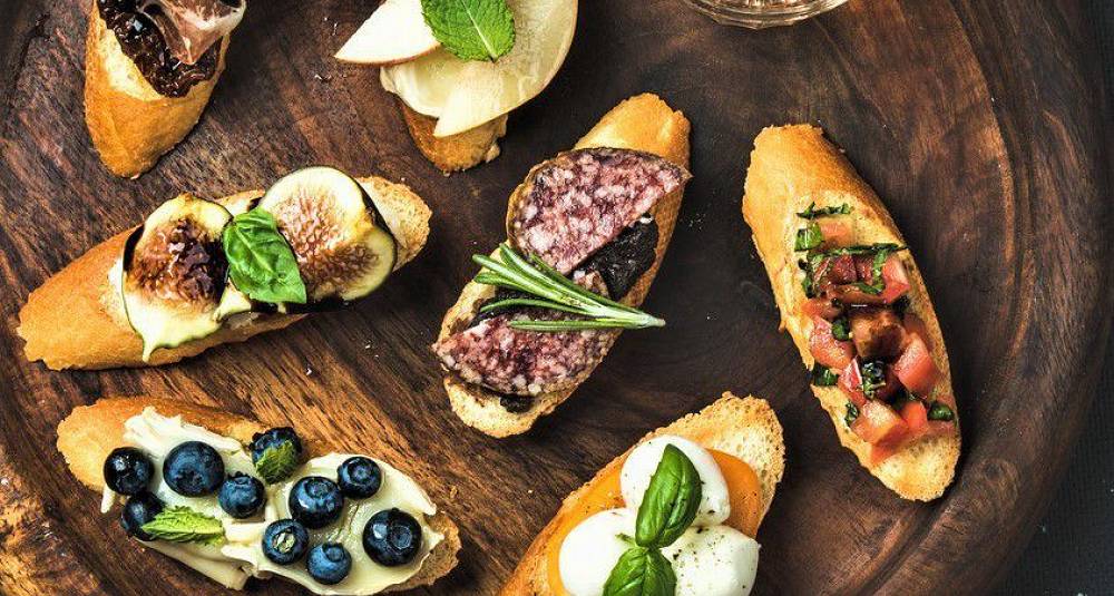 Speket hjort og hjortepølse på pastinakk-crostini