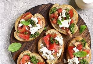 Bruschetta med aromatomater og salatost