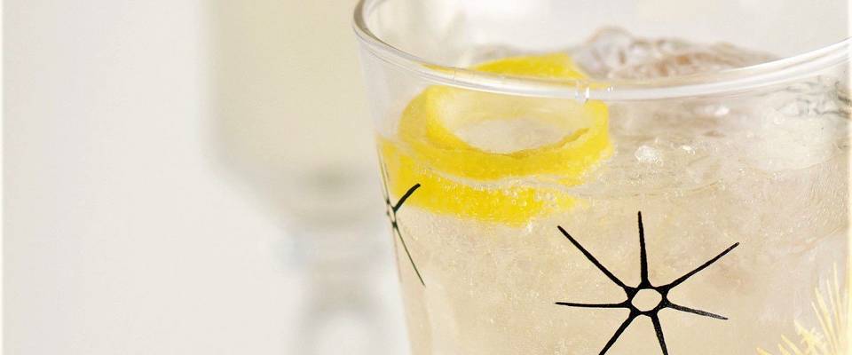 Bruk restene av juleakevitten i nyttårsdrinken