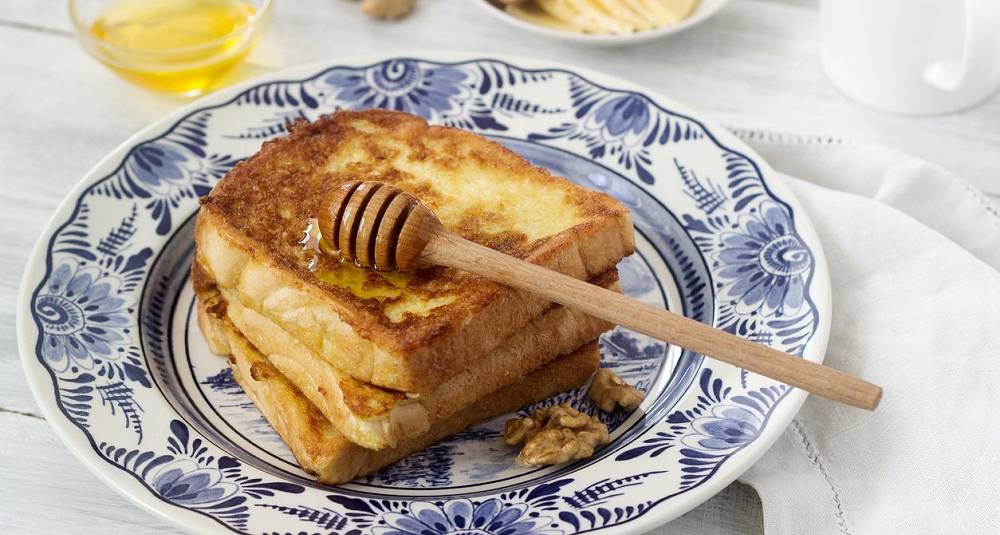 Pain perdu med blåmuggost, ristete nøtter og eplevinaigrette