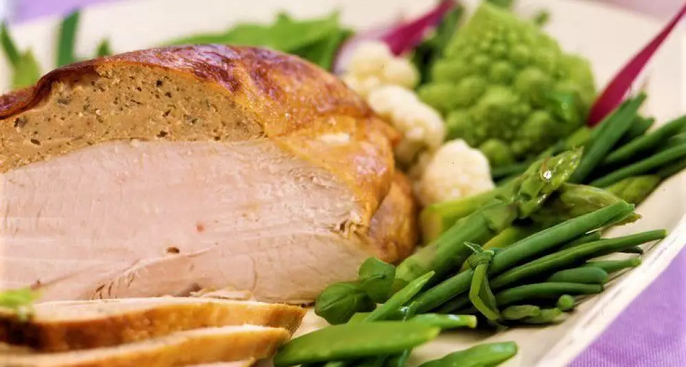 Laksefarsert kalkunfilet med reke- og chilisaus