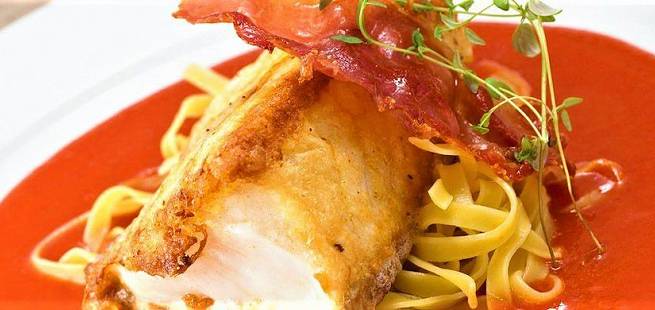 Stekt torsk med serranoskinke, tomatsaus og pasta