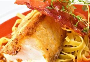Stekt torsk med serranoskinke, tomatsaus og pasta