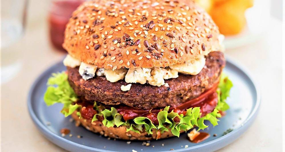 Bluecheeseburger med coleslaw-tomatsalsa