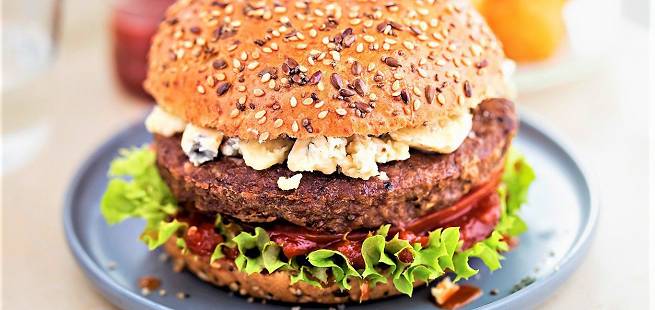 Bluecheeseburger med coleslaw-tomatsalsa