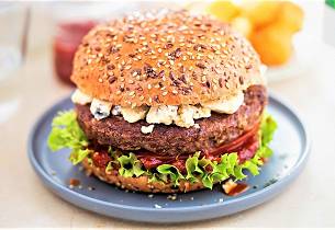 Bluecheeseburger med coleslaw-tomatsalsa