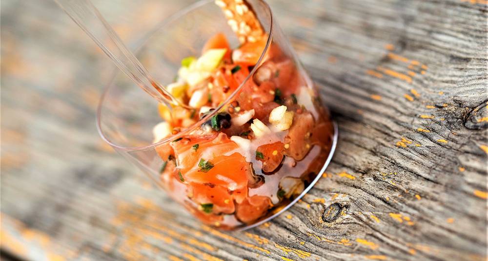 Ishavsrøye-tartar med brødkrutonger og dressing