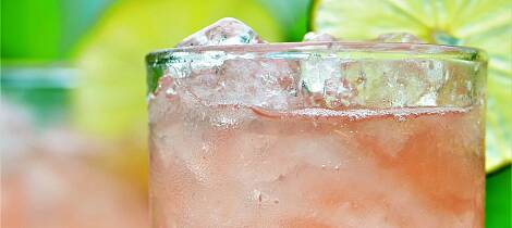 By på en vårlig og leskende drink i solveggen