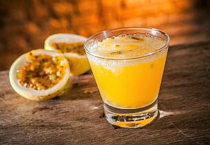 Pasjonsfrukt og gin gir en kulere drink enn Pornstar Martini  - men like enkel å mikse