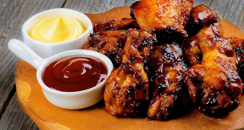 Kyllingvinger med løkdip, yohurtdip, tomat- og chilisalsa og kyllingssticks