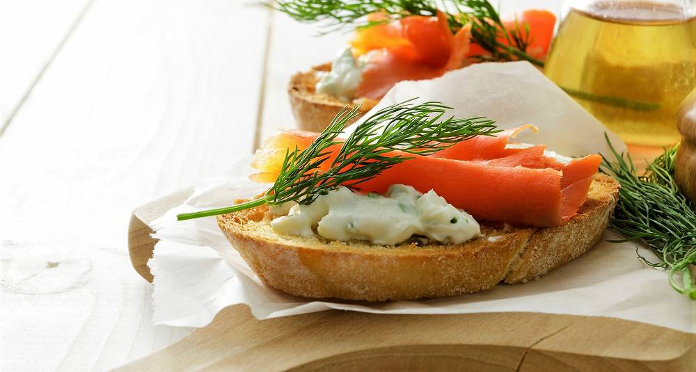 Bruschetta med røkt laks og dillkrem