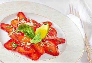 Jordbærcarpaccio med myntepesto og svart pepper