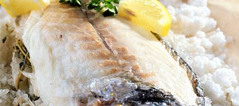 Gjør som i Frankrike, bak fisken med salt. Det smaker himmelsk