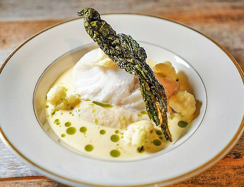 Torsk med blomkålpure, blåskjellsaus, ramsløkolje og jordskokkchips