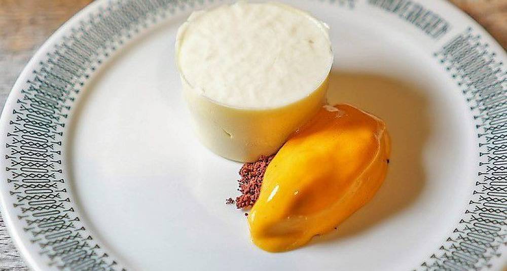 Hvit sjokoladekopp med pistasjnøtt, yoghurtpannacotta, sjokoladekrem og tindvedsorbet