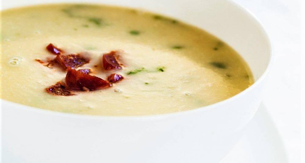 Varm potetsuppe med chorizopølse