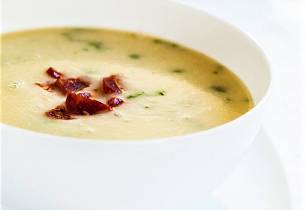 Varm potetsuppe med chorizopølse