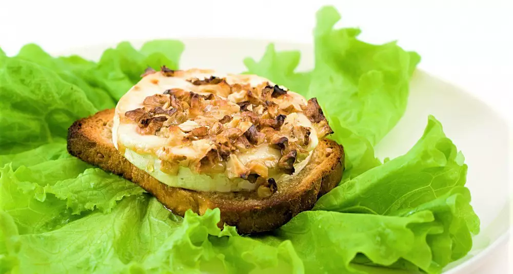 Grillet chevre på brød med valnøtter