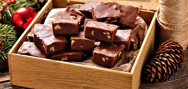 Sjokoladefudge med pinjekjerner