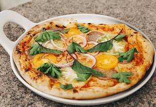 På Thorbjørnrud serveres pizza til lunsj og den bidrar sterkt til norgesrekorden i kortreist og selvforsynt