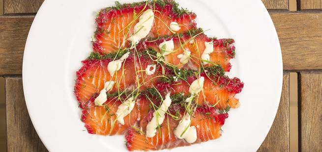 Rødbetemarinert gravlaks med pepperrotmajones