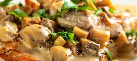 Slik blir det fest med svinefilet og soppsaus til middag