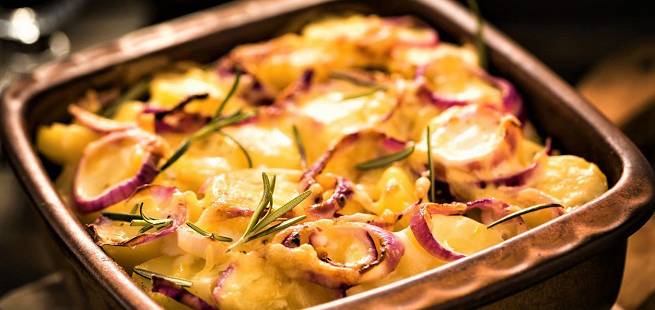 Ostegratinert potetsalat med bruschetta