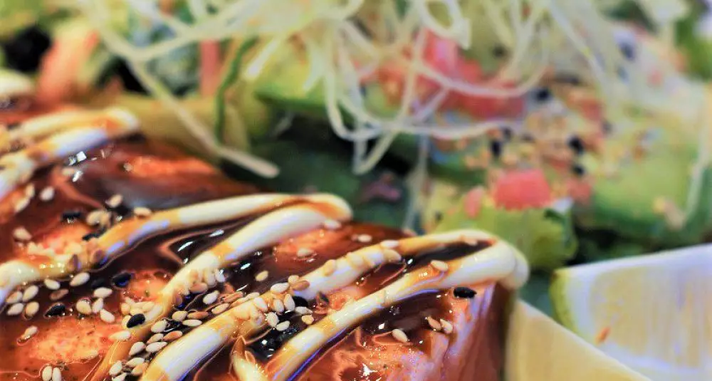 Laks tataki med soyasmør og salat