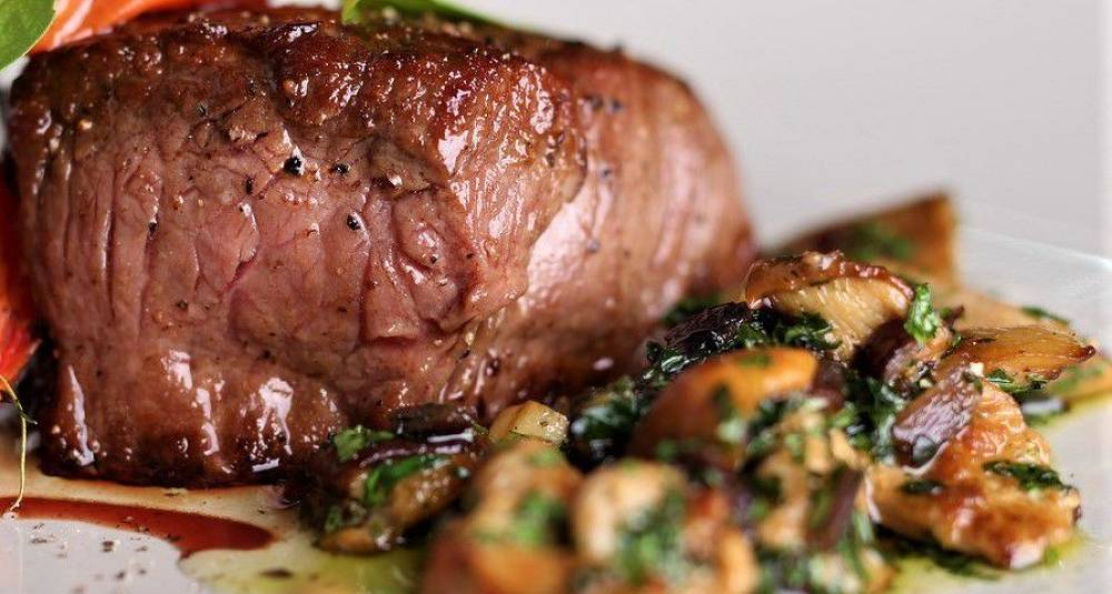 Pannegrillet lammefilet av utegangarsau fulgt av grønnsaksragu, potet- og kantarellterte, rosmarinsmør