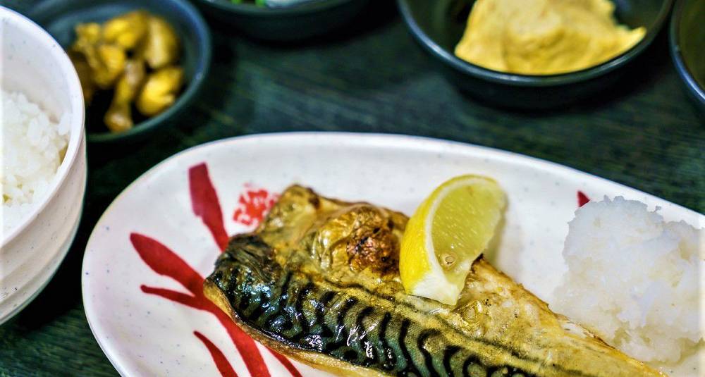 Japaninspirert marinert grillet makrell med marinert tofu og reddiksalat