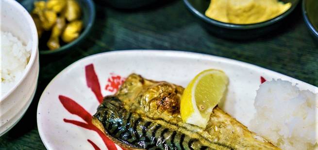 Japaninspirert marinert grillet makrell med marinert tofu og reddiksalat