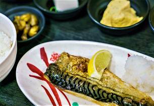 Japaninspirert marinert grillet makrell med marinert tofu og reddiksalat