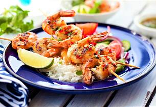 Slike grillspyd med reker og grønnsaker er et måltid i seg selv