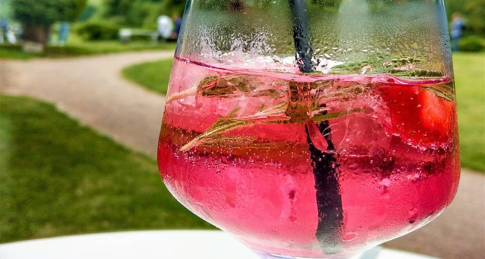 Denne rosa gin tonicen blir sommerens landeplage