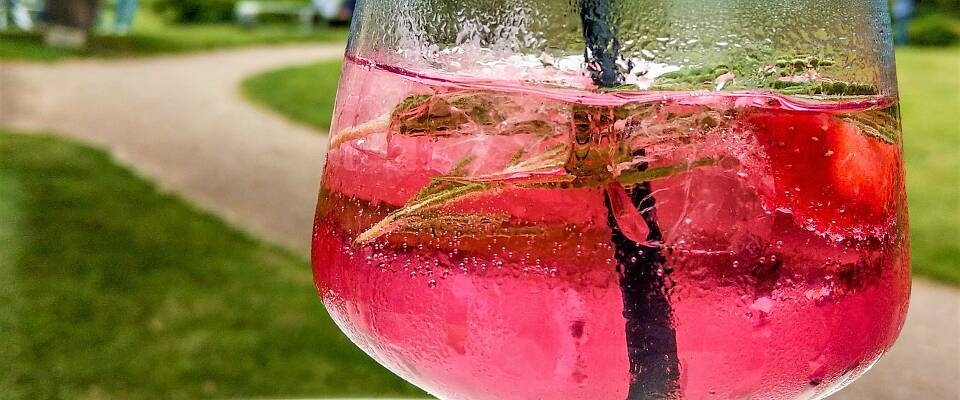 Denne rosa gin tonicen blir sommerens landeplage
