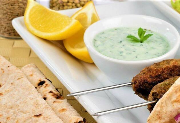 Iransk yoghurtsalat som tilbehør gir ekstra karakter til grillspydene