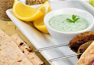 Iransk yoghurtsalat som tilbehør gir ekstra karakter til grillspydene