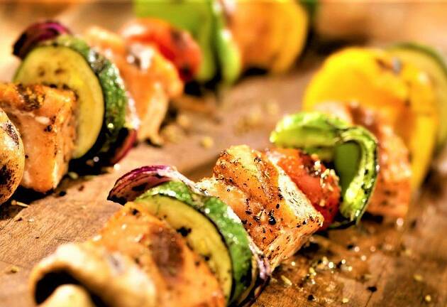 Slike grillspyd er en innertier på varme sommekvelder