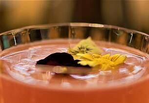 Det er ikke for sent å nyte smaken av rabarbra - lag en rabarbracocktail
